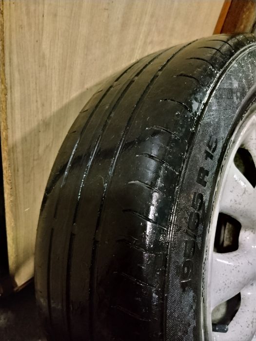 Литой легкосплавный диск вместе с летней шиной