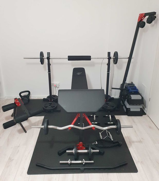 Sala de forta complet echipata (banca, scripete, haltera, gantere etc)