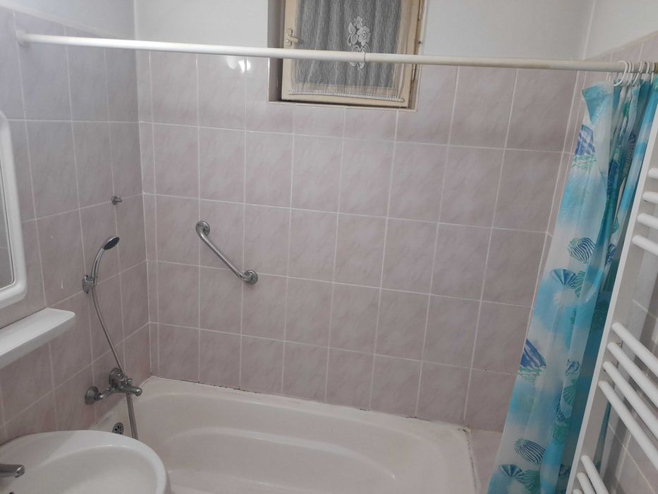 Propietar inchiriez apartament 3 camere ,etaj 1 Centru Complex Potcoava de aur