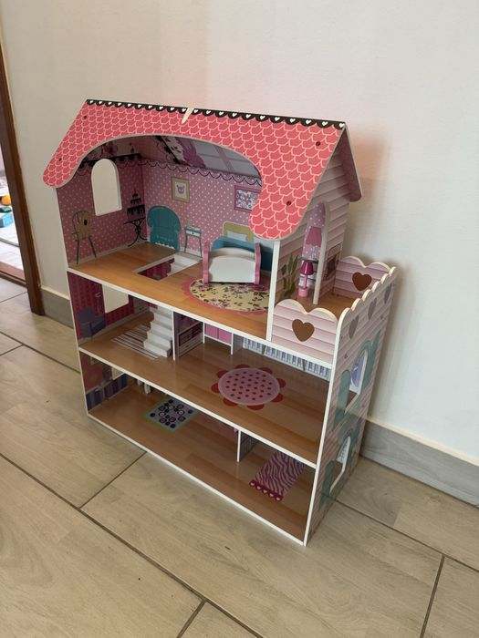 Casa din lemn pentru papusi cu mobilier