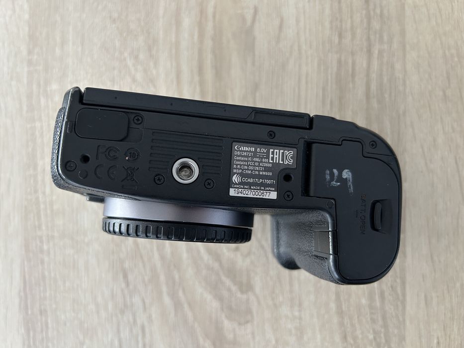 Body Canon R + incarcator si baterie cadou + obiective