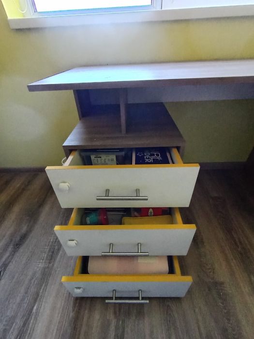 Обзавеждане за детска стая - легло с матрак, нощно шкафче, бюро и рафт