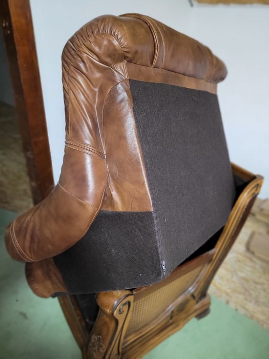 Vînd două fotolii piele.