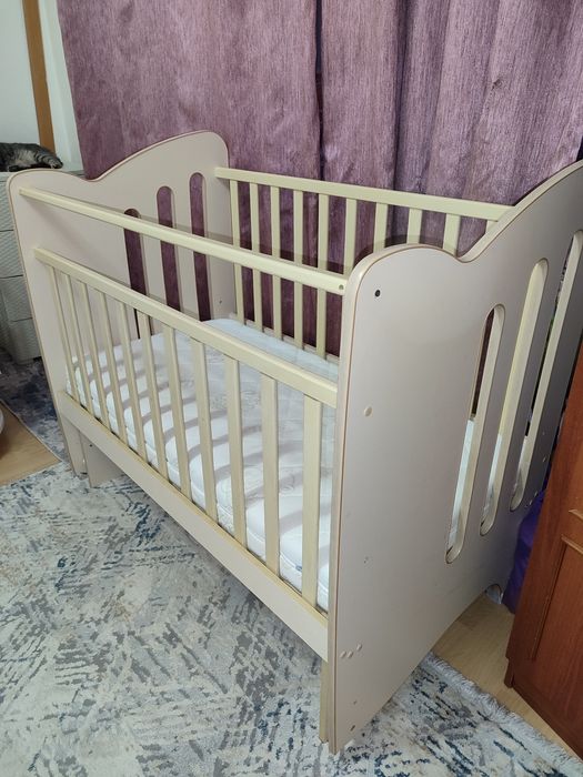 Кроватка детская с маятником