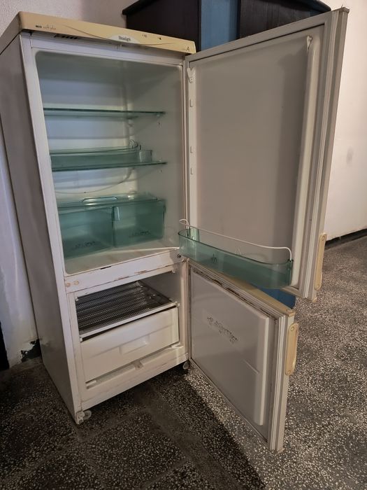 Хладилник с фризер Снаиге