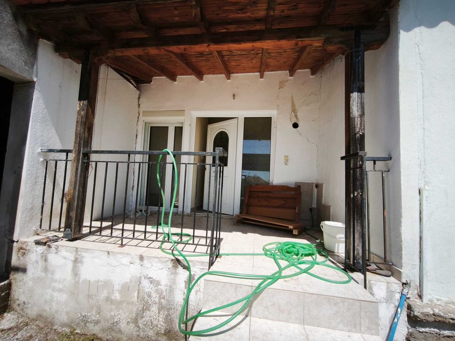 Продава къща 80 м2, апартамент 55 м2, строеж 77 м2, склад 30 м2 с двор 575 м2 в Кердилия, Гърция