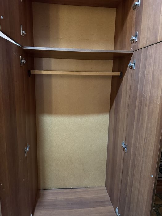 Большой вместительный с полками и отсеком для вешклок