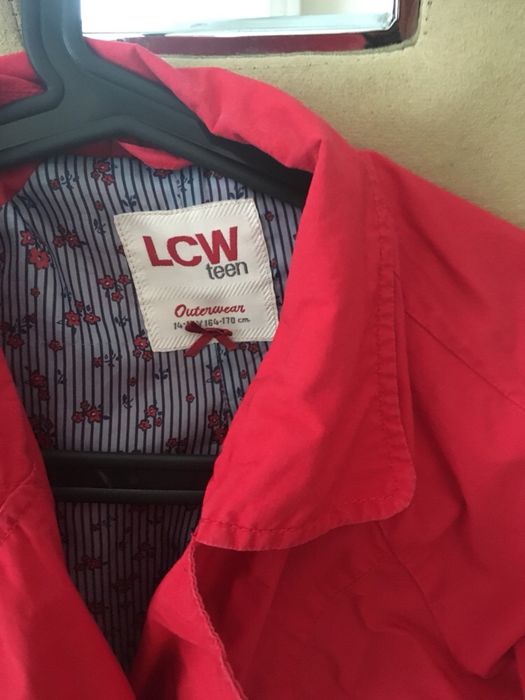 Шлифер LC Waikiki 164см.+подарък дрешки