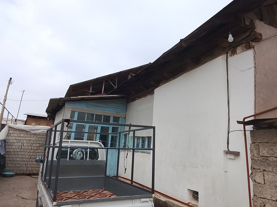 3 sotix 4 xonali uy sotiladi