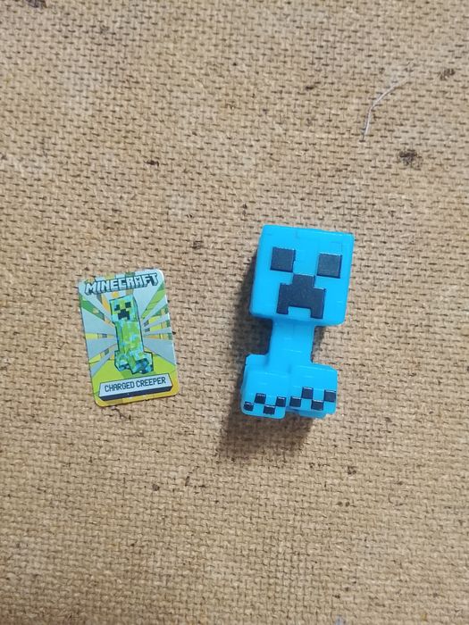 Kinder игрушка с карточкой