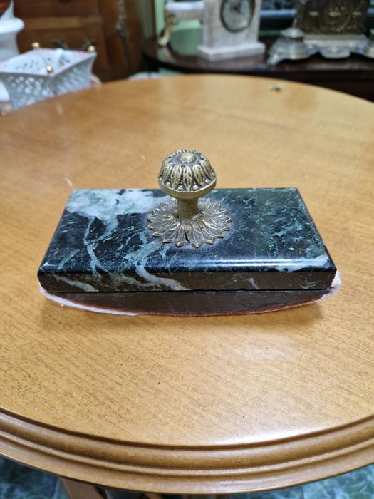 Прекрасна антикварна френска попиванелна- бронз и мрамор