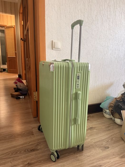 Пластиковый легкий чемодан