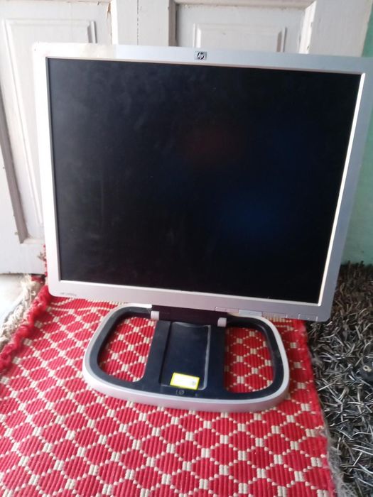 Vând monitor HP L1950g
