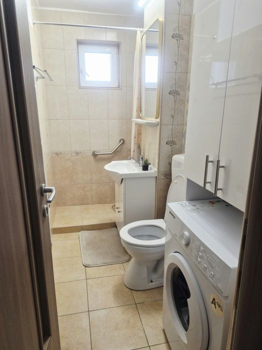Vând apartament cu doua camere, renovat, mobilat,utilat nou, parcare