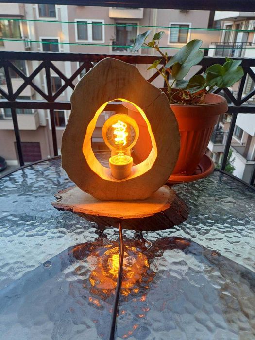 Ръчно направена лампа от дърво