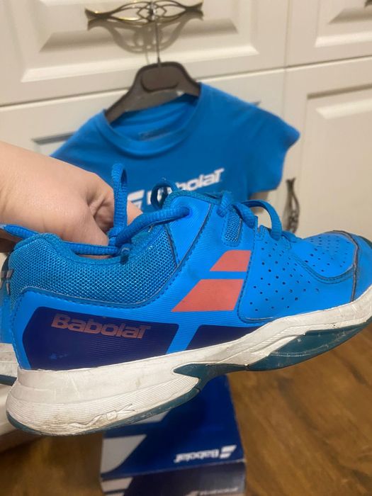 Кроссовки и футболка.