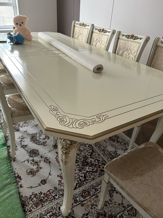 Стол со стульями для гостиной