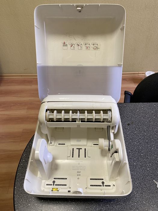 Диспенсер для полотенец Tork.