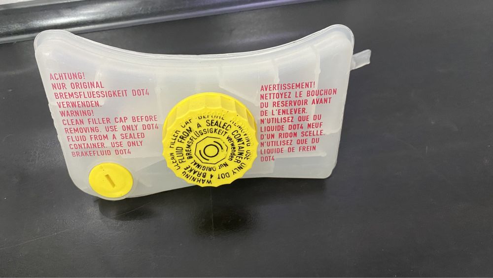 Бочок тормозной жидкости