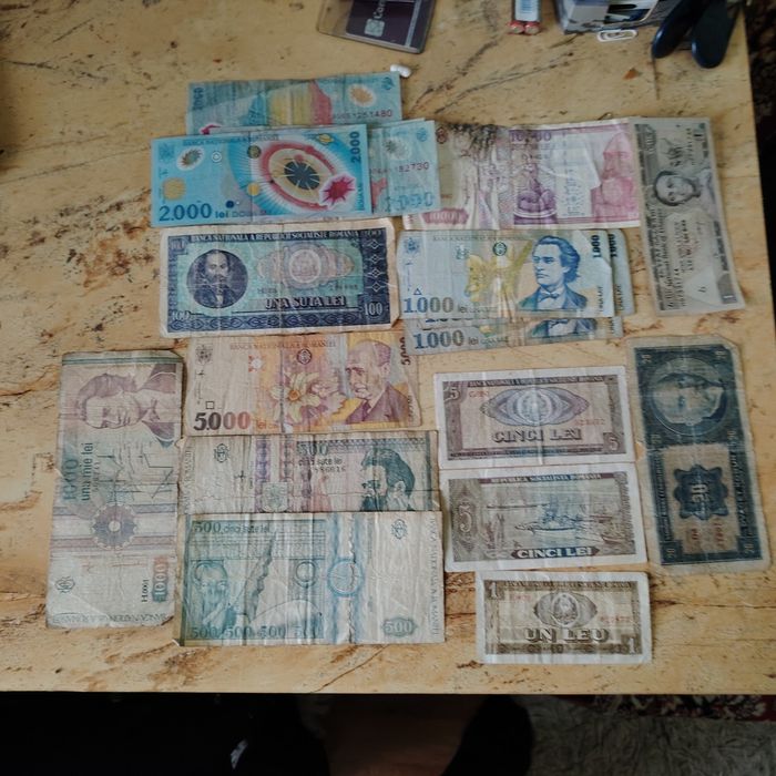 Colecție de monede și bacnote