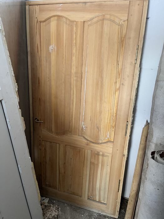 Продам недорого деревянную дверь