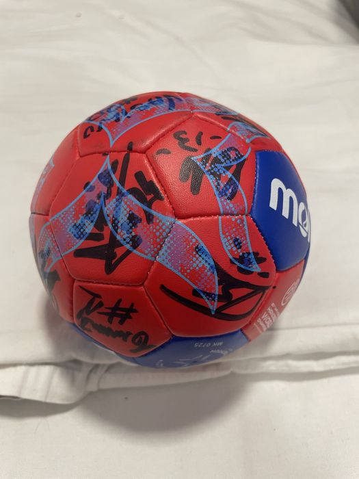 Minge de handball semnata de lotul nationalei feminin