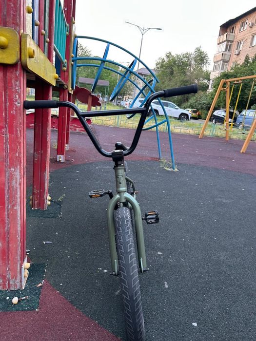 Велосипед BMX в хорошом состоянии