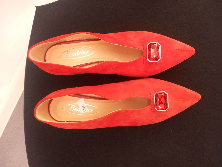 Pantofi rosii superbi/ sunt noi