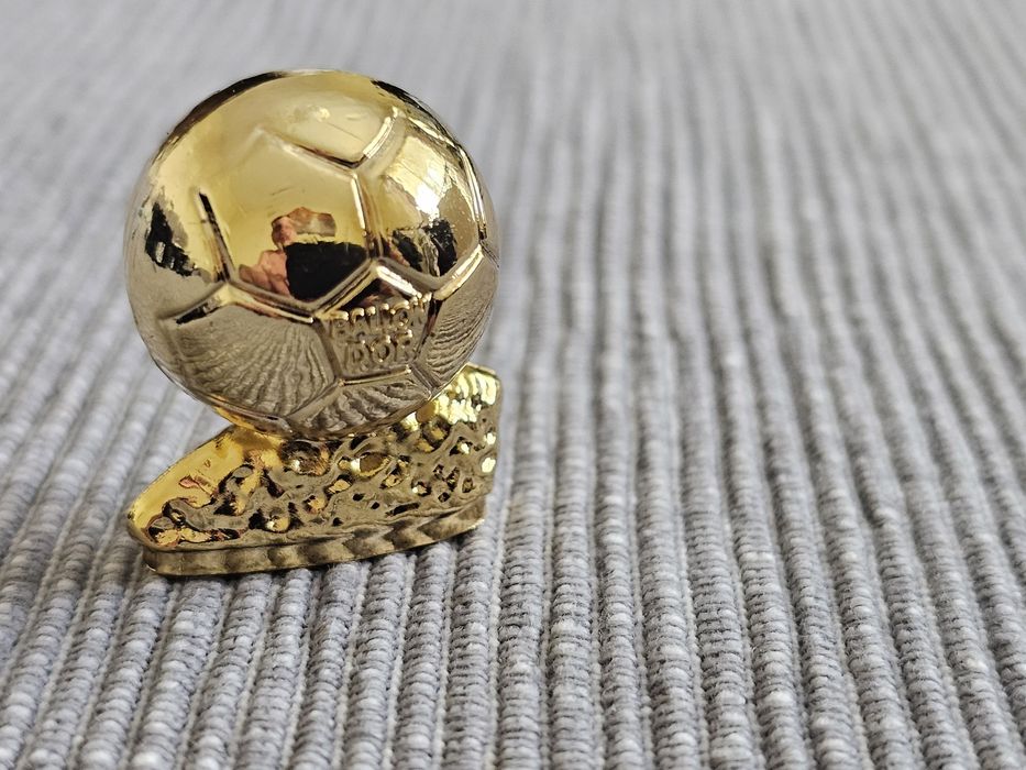 Vand trofeul balonul de aur