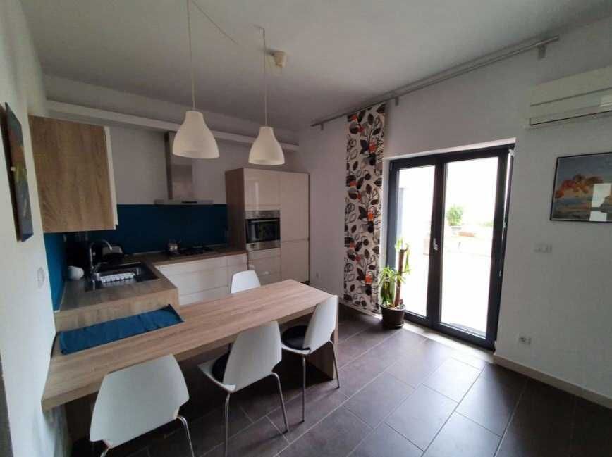 Дава се под наем Двустаен апартамент в Пловдив, Тракия - 60 кв.м за 270.3 € - Снимка #1