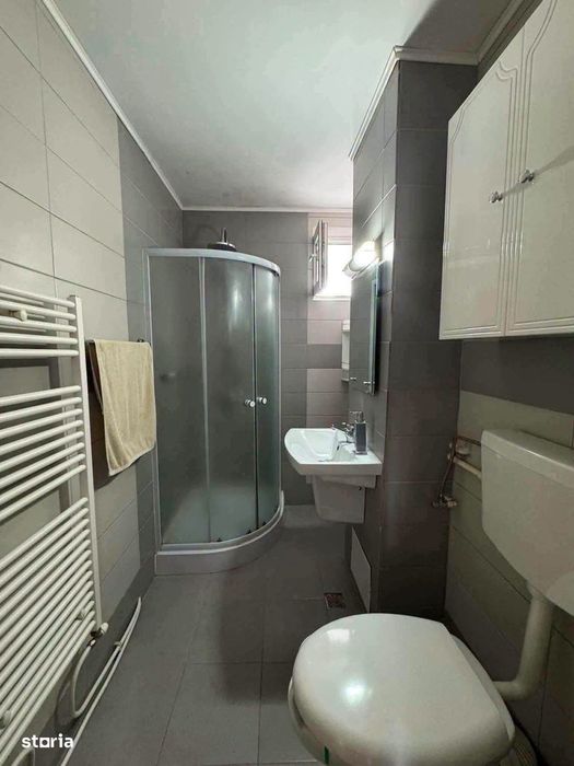 De vanzare apartament cu 3 camere, 2 bai cu aerisire,balcon 52000euro