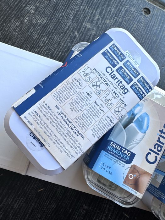 Dispozitiv de îndepărtare a etichetelor cutanate