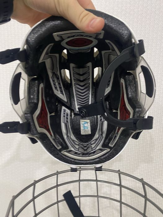 Хоккейным шлем в комплекте с визером