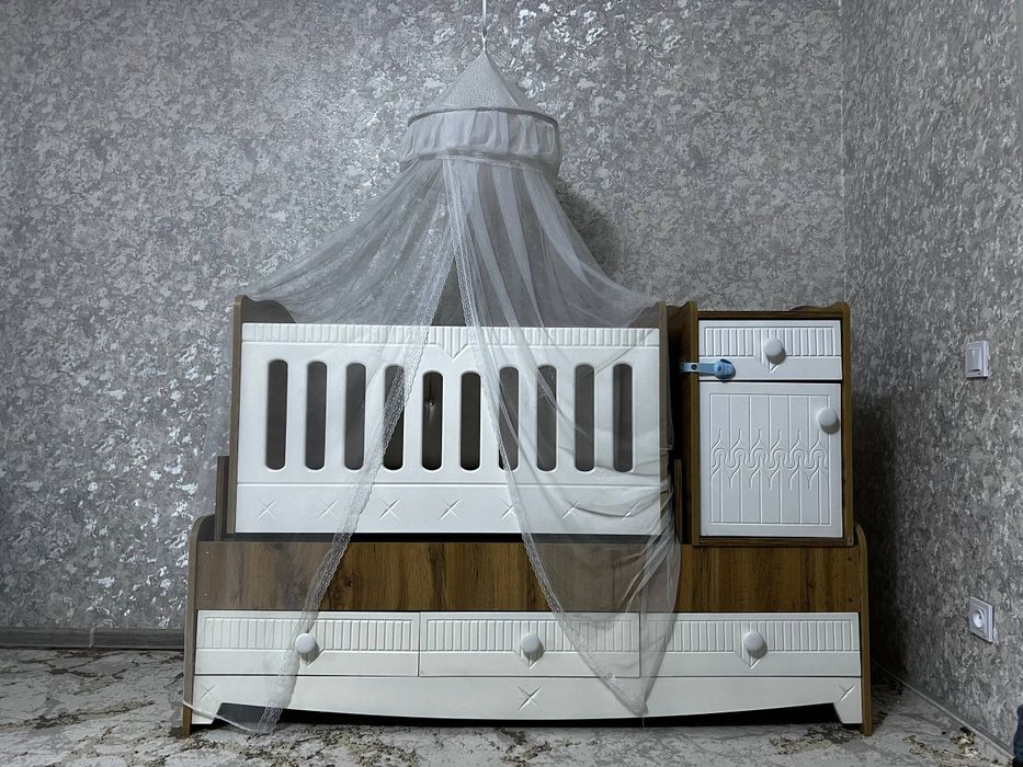 Эстетичная кроватка-трансформер с ящиками и тумбой