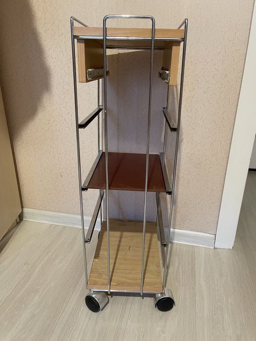 Продам этажерку на колесиках