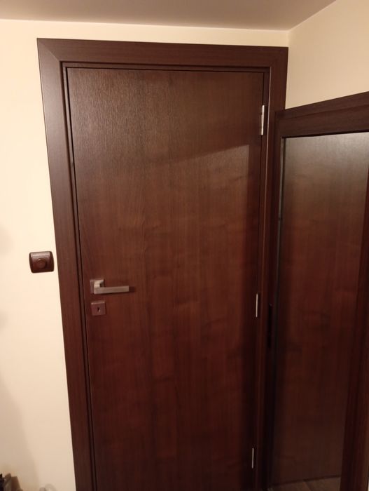 Изработка  на тапетни и интериорни   врати със скрити панти ,  магнитн