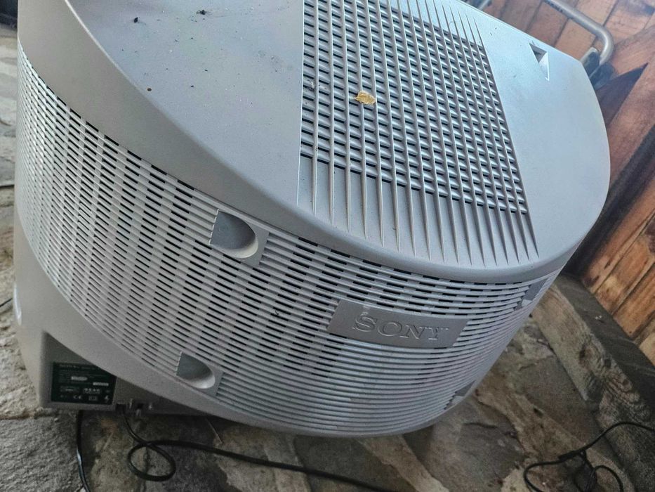 televizor clasic Sony Trinitron cu tub catodic (CRT) și ecran plat (seria WEGA)