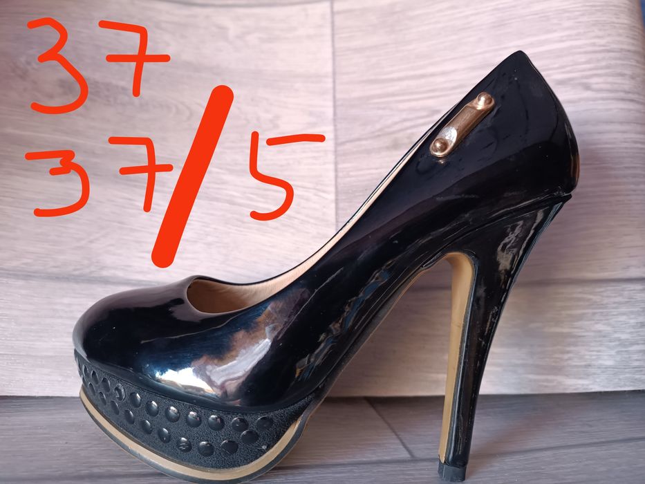 Распродажа новой обуви