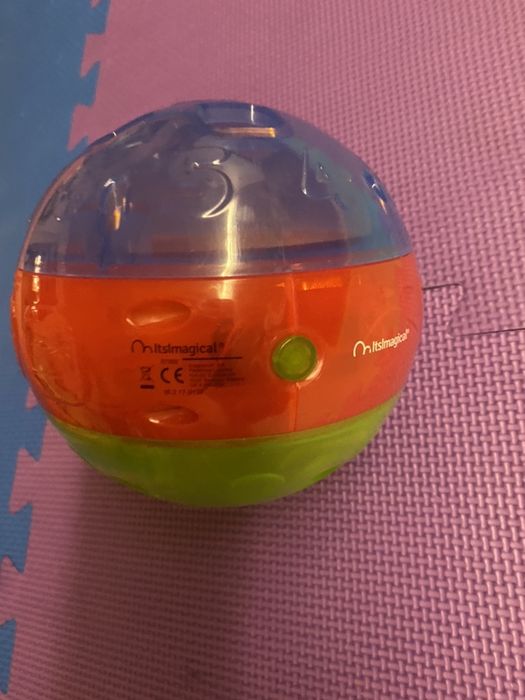 Продавам музикална търкаляща се и светеща в 4 цвята топка Imaginarium