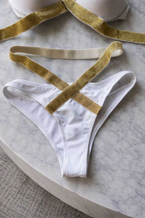 бял бански със златни ластични ленти половинки бикини топ сутиен нов