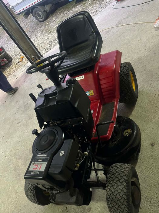 Tractoraș de tuns gazonul