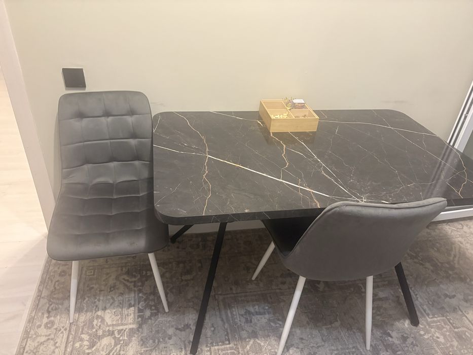 Продаю срочно стол и стулья