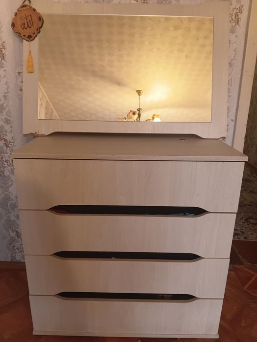 Продам комод с зеркалом