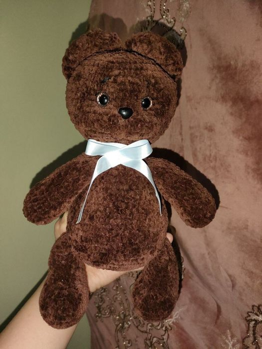 Yumshoq va momiq qo'lda to'qilgan o'yinchoqlar.