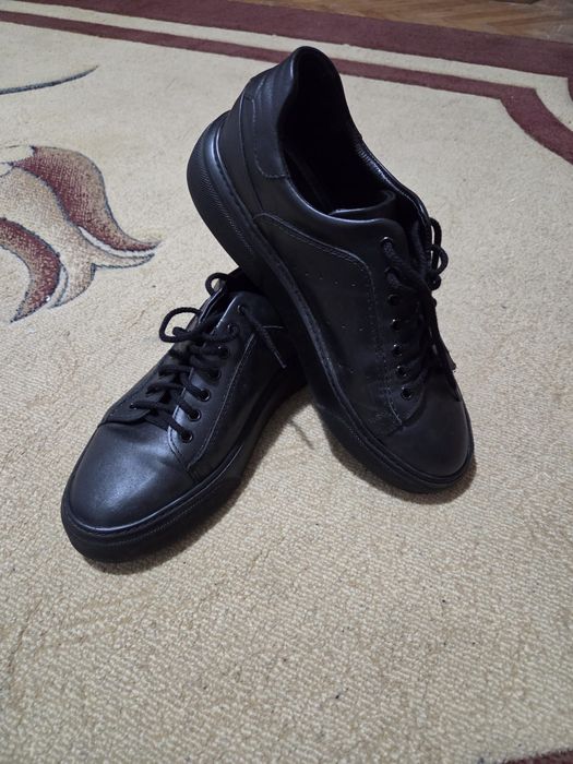 Vand pantofi piele !