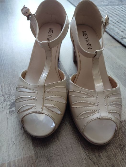 Sandale mărimea 40.