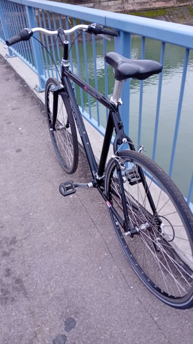 Bicicleta Giant cu roti pe 28