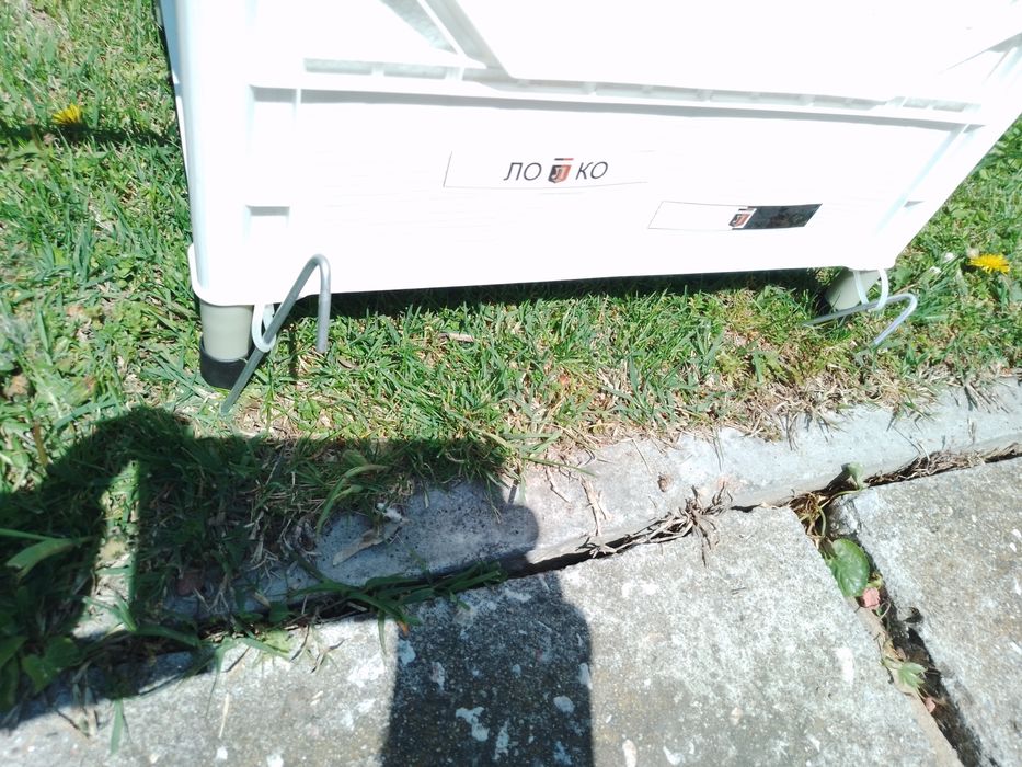 Стойка за фидери със кутий от стериопор за съхранение на захранки и монтажи.