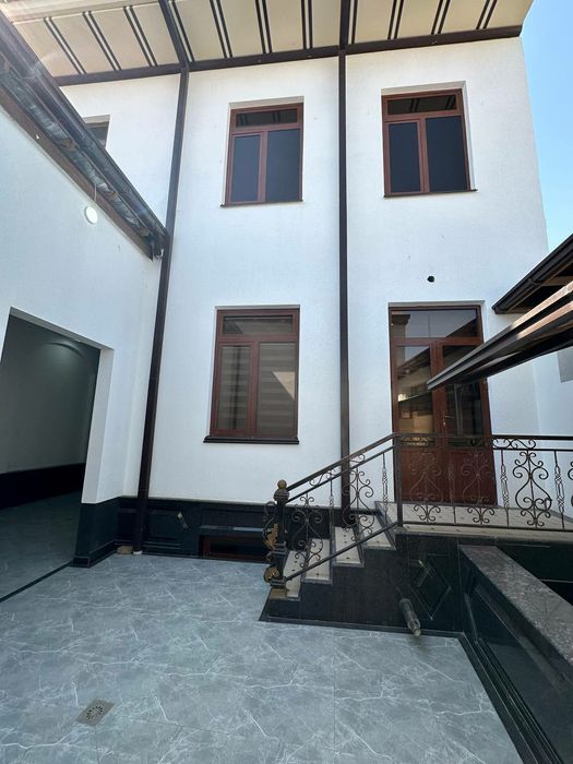 Продается 2 этажни шикарний евро ремонтом дом земля сентр городе кафта