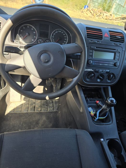Vând golf 5 pentru dezmembrat